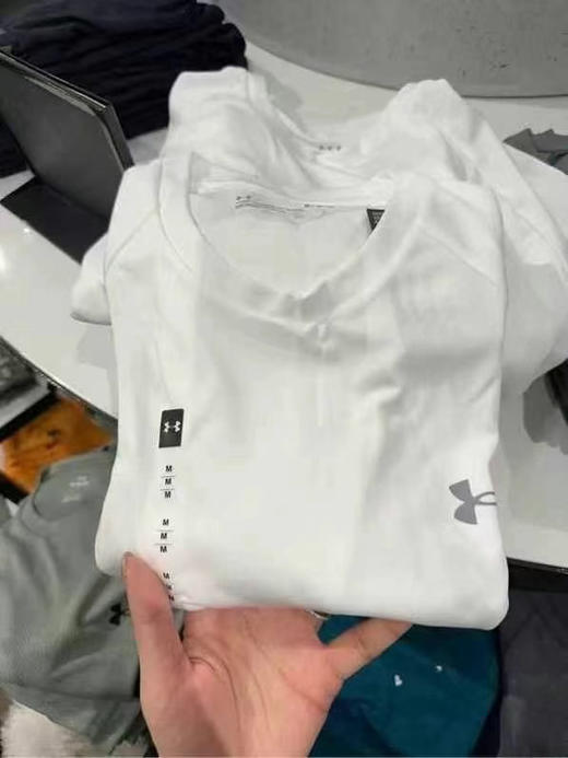 男士💰399/任意两件💥安德玛男款速干圆领短袖T恤，速干衣采用ISO-CHLL的冰感面料，让你在运动中保持干爽舒适～ 商品图6