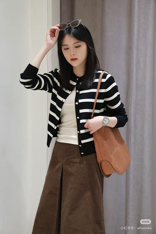 924-3 渠道圆正 亏清 小禾 进口杨子纱 绵羊毛针织 复古贵气小金扣 黑白条纹开衫 商品图8