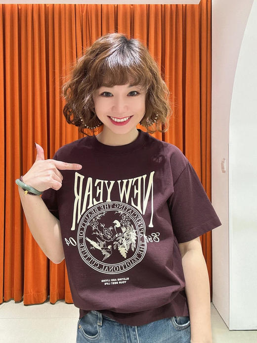 植绒印花短袖T恤 融合新中式精致植绒印花与美式字体元素 优选天虹塔里木棉纱 布面光洁 自然舒适 5A抗菌防螨 精裁镶边圆领 宽松版型 商品图1