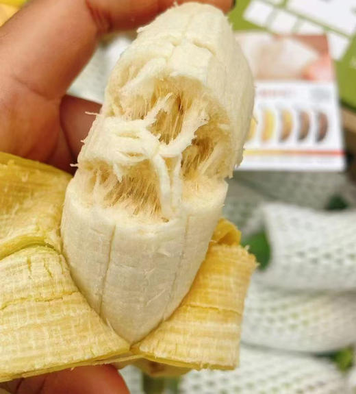 一人一口丑蕉🍌，越丑越甜
人气颇高海南原生态丑蕉，半野生，农药零残留，剥开果皮，肉质细白、芬芳扑鼻，比普通香蕉果肉有韧性，有一种特殊的香味，超级好吃，树上自然熟，吃过就会爱上。净4斤/箱 商品图0