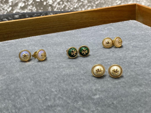 原单正品TORY BURCH 新款 半圆+金色logo款耳钉！四个色
青岛代工厂渠道
这款是四个颜色，全部18k镀金+抗过敏银针，品质特别好 商品图3