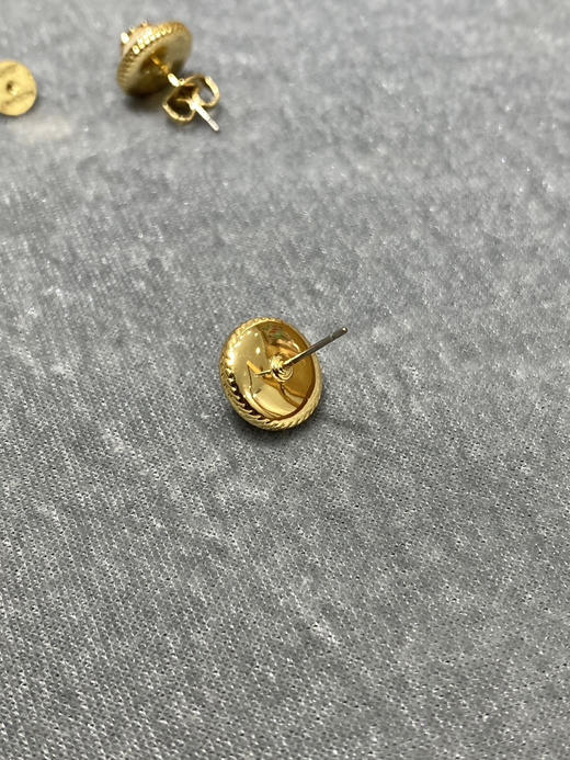 原单正品TORY BURCH 新款 半圆+金色logo款耳钉！四个色
青岛代工厂渠道
这款是四个颜色，全部18k镀金+抗过敏银针，品质特别好 商品图14