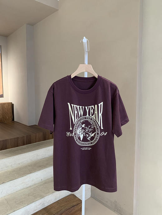 植绒印花短袖T恤 融合新中式精致植绒印花与美式字体元素 优选天虹塔里木棉纱 布面光洁 自然舒适 5A抗菌防螨 精裁镶边圆领 宽松版型 商品图5