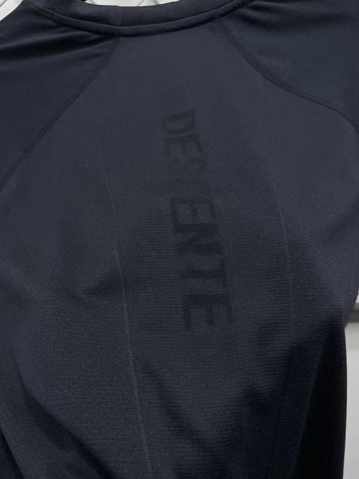 正品迪桑特高端系列短袖 全身纹理压胶 面料触感细腻 网眼拼接后背暗处logo纹理，无一处不显高级！ 商品图8