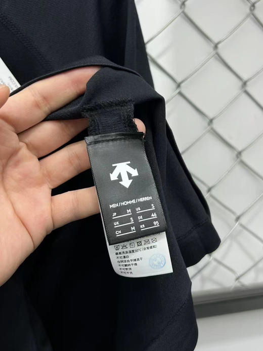 正品迪桑特高端系列短袖 全身纹理压胶 面料触感细腻 网眼拼接后背暗处logo纹理，无一处不显高级！ 商品图5