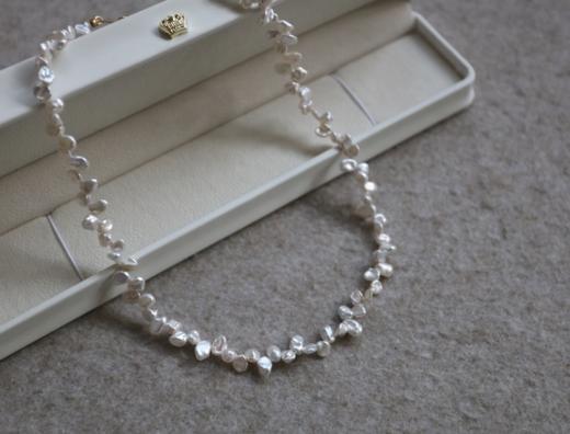 年少不知珍珠美 哈！天然淡水 不规则 5-6mm 二八横孔的花瓣 项链 商品图0