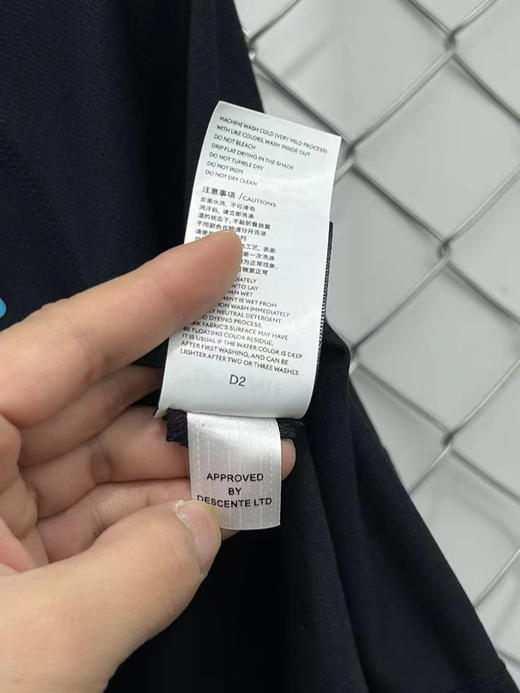 正品迪桑特高端系列短袖 全身纹理压胶 面料触感细腻 网眼拼接后背暗处logo纹理，无一处不显高级！ 商品图6