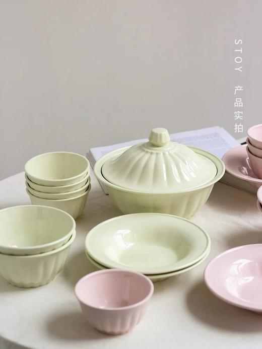 邂逅法式浪漫❗️【STOY奶油风浮雕陶瓷餐具系列】奶油风浮雕纹理，多种规格组合任你选✅带盖汤锅/饭碗/面碗/深盘，是你餐桌的颜值担当✅釉面温润油亮，清洗方便！ 商品图1