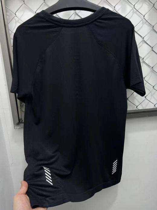 正品迪桑特高端系列短袖 全身纹理压胶 面料触感细腻 网眼拼接后背暗处logo纹理，无一处不显高级！ 商品图7