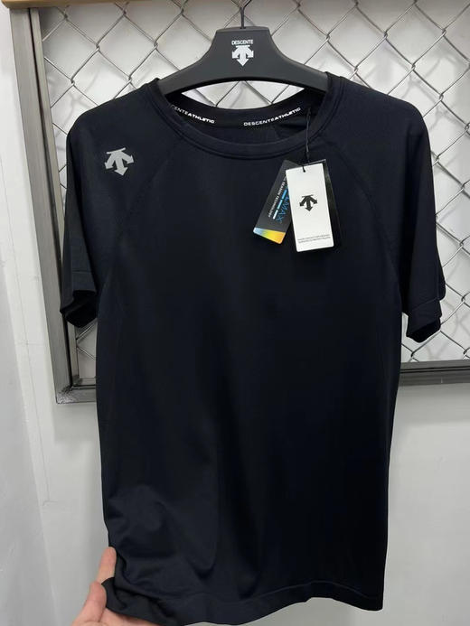 正品迪桑特高端系列短袖 全身纹理压胶 面料触感细腻 网眼拼接后背暗处logo纹理，无一处不显高级！ 商品图0