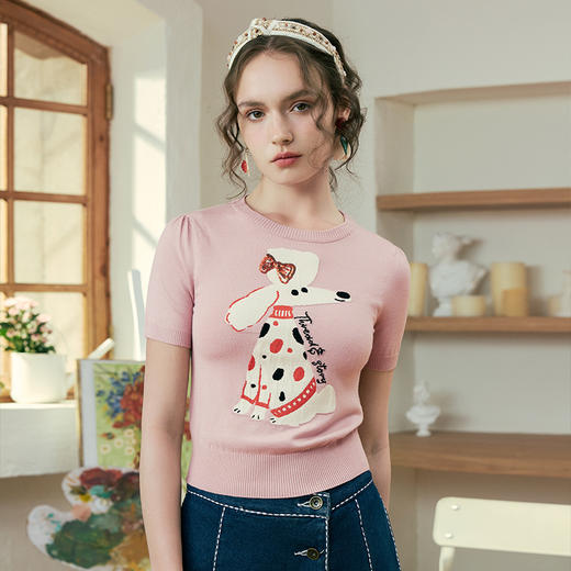 两三事 疗愈陪伴 2025春季新款趣味小狗印花短袖针织衫女短款 商品图2