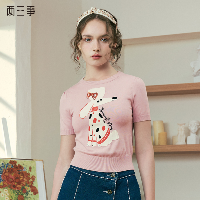 两三事 疗愈陪伴 2025春季新款趣味小狗印花短袖针织衫女短款