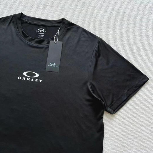 正品奥克利轻薄款速干体恤，弹力面料胸前小硅胶Logo印花蛮低调克制的设计 平时打球或者日常穿搭都可以性价比完全 OK 

颜色:黑色白色尺码:MLXL XXL 商品图1