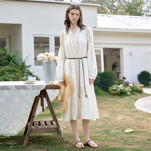 西遇V领泡泡袖长裙女新款宽松A字肌理长袖白色连衣裙11938189 商品图1