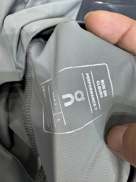 正品昂跑 performanre-t 跑步T恤

S M L XL XXL 保真 ，黑灰双色 

所有接缝压胶工艺 提升舒适感 

drytec技术 吸湿排汗 商品图7