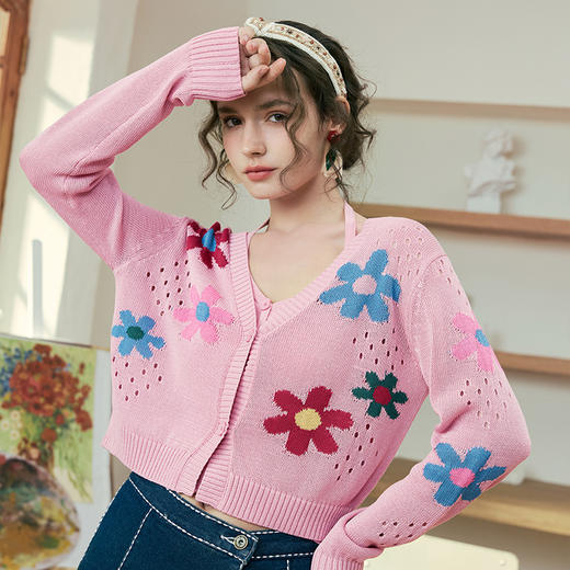 两三事 纷繁花魅 2025春季新款甜美花朵图案镂空针织开衫女短款 商品图1