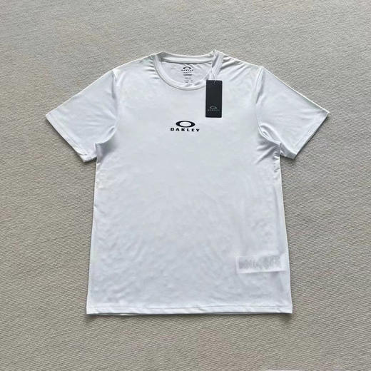 正品奥克利轻薄款速干体恤，弹力面料胸前小硅胶Logo印花蛮低调克制的设计 平时打球或者日常穿搭都可以性价比完全 OK 

颜色:黑色白色尺码:MLXL XXL 商品图3