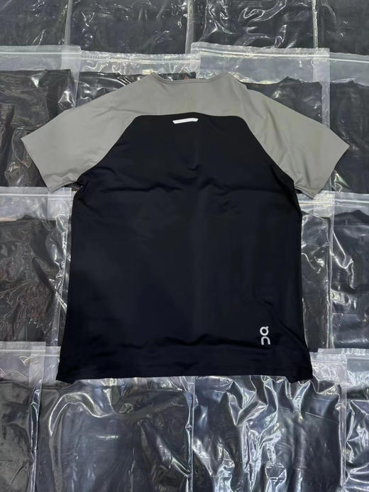 正品昂跑 performanre-t 跑步T恤

S M L XL XXL 保真 ，黑灰双色 

所有接缝压胶工艺 提升舒适感 

drytec技术 吸湿排汗 商品图3