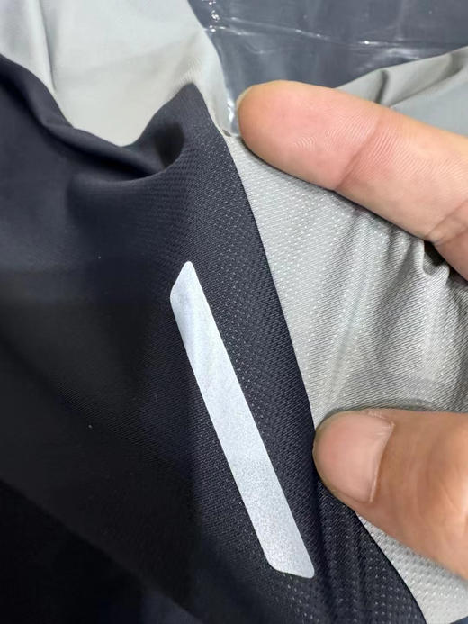 正品昂跑 performanre-t 跑步T恤

S M L XL XXL 保真 ，黑灰双色 

所有接缝压胶工艺 提升舒适感 

drytec技术 吸湿排汗 商品图5