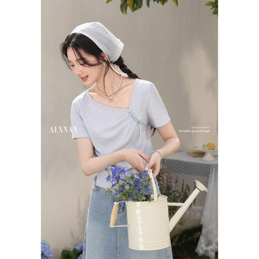 【65折秒杀】鹿向南「佩里月光」浅蓝色不规则T恤2025夏新款设计感上衣短袖女L53637 商品图0