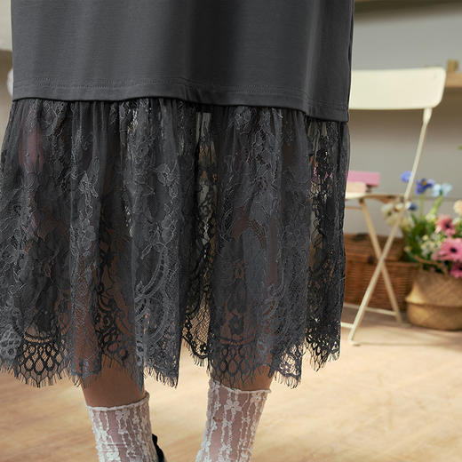 两三事造梦空间2025春新款蕾丝下摆荷叶边拼接领印花t恤裙连衣裙 商品图3