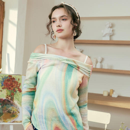 两三事 极光飞行 2025春季新款花色不对称下摆扭结一字肩针织衫女 商品图2