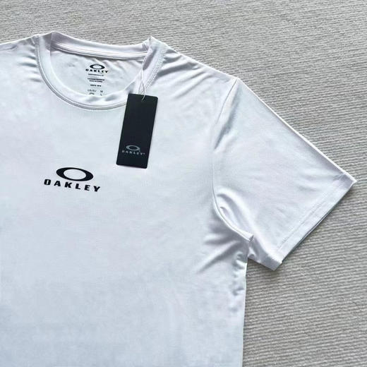 正品奥克利轻薄款速干体恤，弹力面料胸前小硅胶Logo印花蛮低调克制的设计 平时打球或者日常穿搭都可以性价比完全 OK 

颜色:黑色白色尺码:MLXL XXL 商品图4