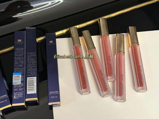 【雅诗兰黛(US)伊丽莎白蓝魅唇釉】薄涂温柔元气少女，厚涂有一点雾蒙蒙的暖昧感 质地依旧如奶油般丝滑，上嘴是有缎面光泽感 素颜都可以盲选的颜色，尽显气质! 商品图0