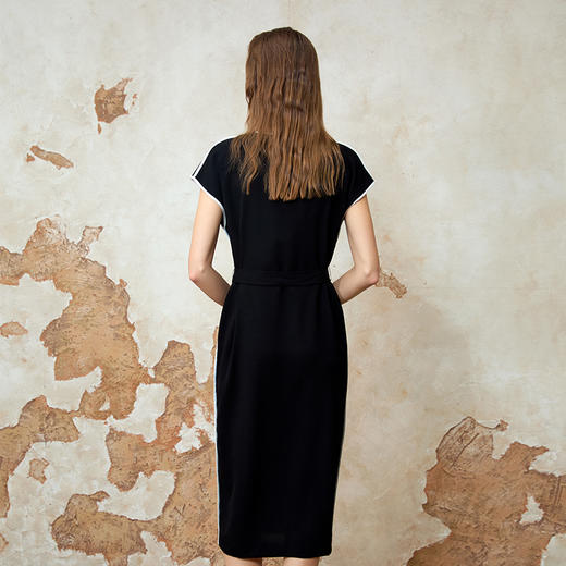 EITIE爱特爱正式感黑白撞色气质V领显瘦高腰连衣裙夏季新款8207960 商品图4