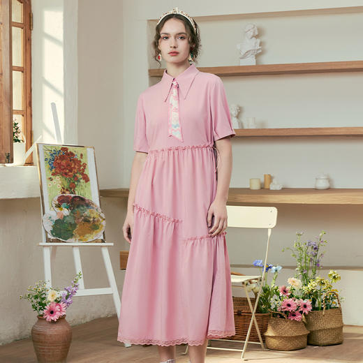 两三事 晨夕牵引 2025春季新款甜美印花领带荷叶边拼接连衣裙 商品图1