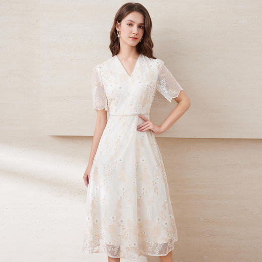 【温柔奶油色重工蕾丝连衣裙】EITIE爱特爱显瘦V领网纱2025夏新款B2507606 商品图2