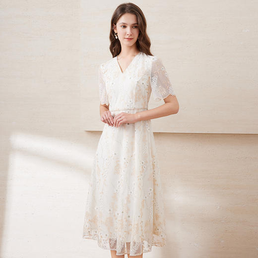 【温柔奶油色重工蕾丝连衣裙】EITIE爱特爱显瘦V领网纱2025夏新款B2507606 商品图1