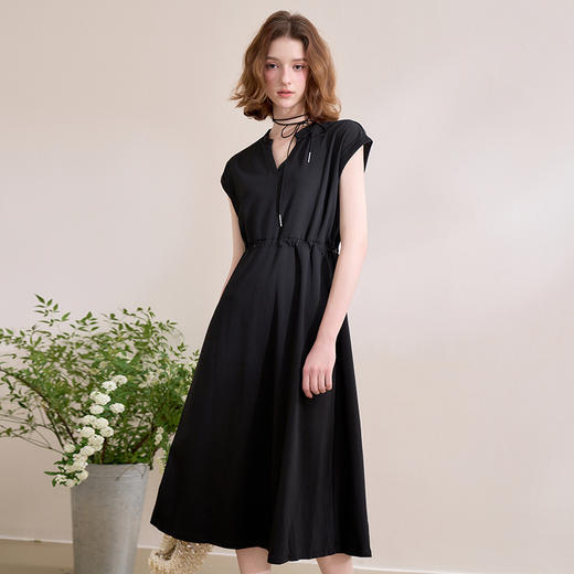 【限时秒杀】西遇黑色v领连衣裙女新款通勤a字短袖法式收腰长裙D0050475 商品图3