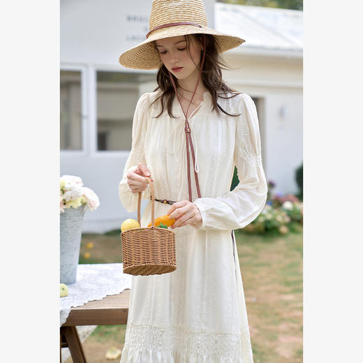 西遇V领泡泡袖长裙女新款宽松A字肌理长袖白色连衣裙11938189 商品图3