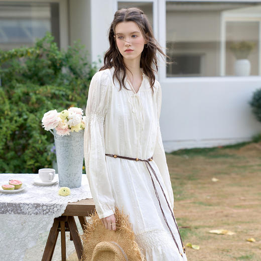 西遇V领泡泡袖长裙女新款宽松A字肌理长袖白色连衣裙11938189 商品图2