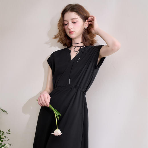 【限时秒杀】西遇黑色v领连衣裙女新款通勤a字短袖法式收腰长裙D0050475 商品图4