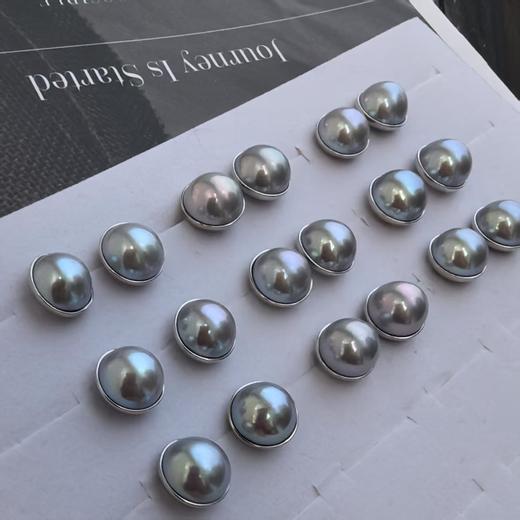 【甄珠贝】高级的调色莫兰迪银灰蓝淡水切割马贝耳钉 925银包边后13-14mm 预售中 商品图0