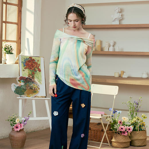 两三事 极光飞行 2025春季新款花色不对称下摆扭结一字肩针织衫女 商品图3