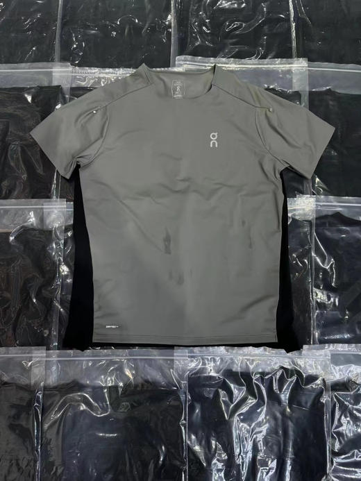 正品昂跑 performanre-t 跑步T恤

S M L XL XXL 保真 ，黑灰双色 

所有接缝压胶工艺 提升舒适感 

drytec技术 吸湿排汗 商品图2