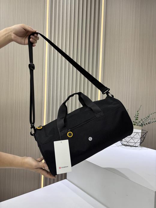 点此购买 lulu露露大容量轻便手提式圆桶旅行包 LL 311437 商品图6