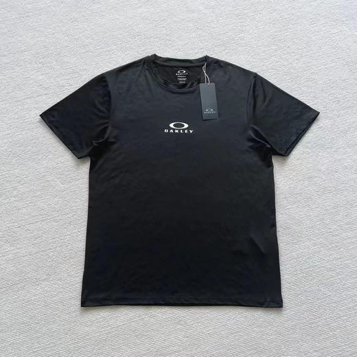 正品奥克利轻薄款速干体恤，弹力面料胸前小硅胶Logo印花蛮低调克制的设计 平时打球或者日常穿搭都可以性价比完全 OK 

颜色:黑色白色尺码:MLXL XXL 商品图2