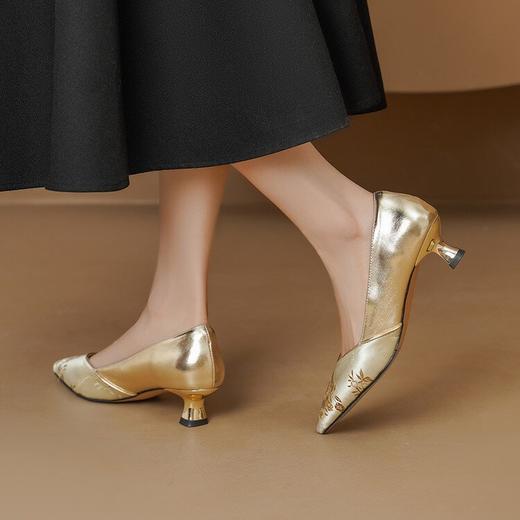 【预售5天】新中式绣花尖头单鞋，法式大码国风气质优雅浅口中跟鞋ALS&2509 商品图0