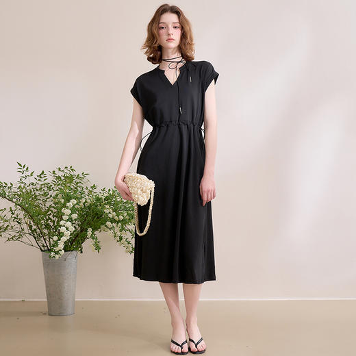 【限时秒杀】西遇黑色v领连衣裙女新款通勤a字短袖法式收腰长裙D0050475 商品图1