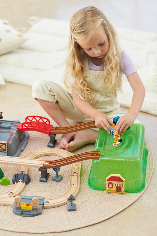 Hape轨道车玩具 儿童火车拼装积木亲子互动3-6岁男孩女孩儿童节礼物 E3764火车轨道小镇运输收纳套 商品图4