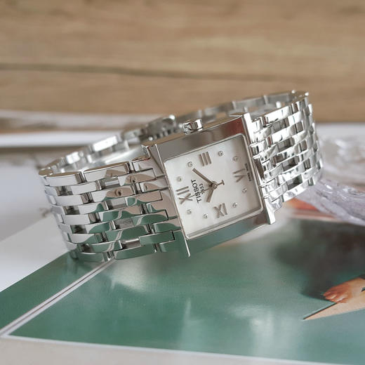 【95新】TISSOT 天梭T-TREND系列T02.1.181.84石英机芯23.35MM（女款）现售价：700特价！230225TJ31 商品图5