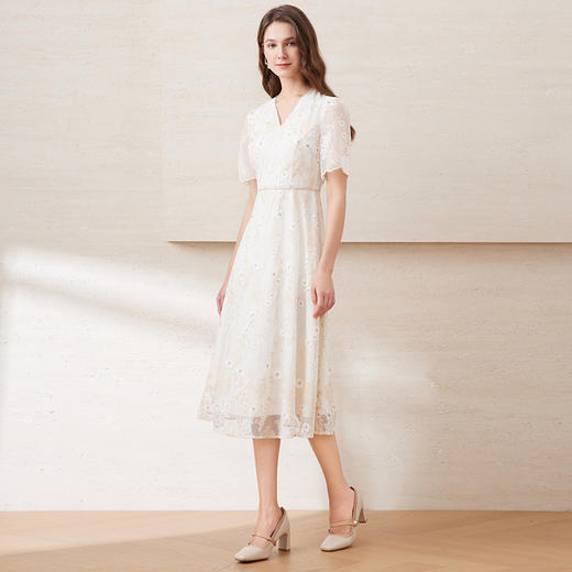 【温柔奶油色重工蕾丝连衣裙】EITIE爱特爱显瘦V领网纱2025夏新款B2507606 商品图3