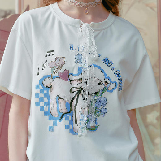 两三事 牧云绮想 2025春季新款可爱小羊印花蕾丝绑带短袖棉t恤女 商品图2