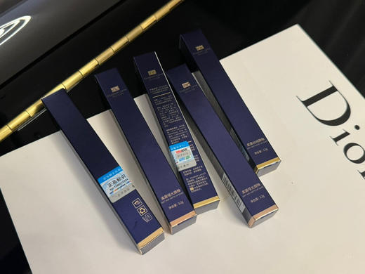 【雅诗兰黛(US)伊丽莎白蓝魅唇釉】薄涂温柔元气少女，厚涂有一点雾蒙蒙的暖昧感 质地依旧如奶油般丝滑，上嘴是有缎面光泽感 素颜都可以盲选的颜色，尽显气质! 商品图4