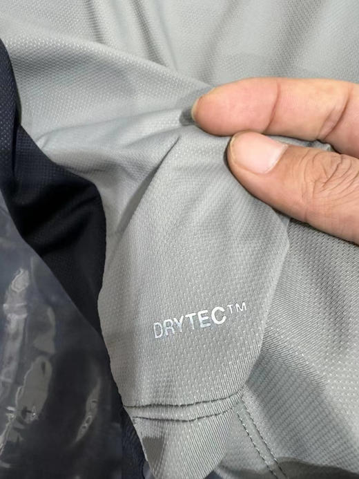 正品昂跑 performanre-t 跑步T恤

S M L XL XXL 保真 ，黑灰双色 

所有接缝压胶工艺 提升舒适感 

drytec技术 吸湿排汗 商品图8