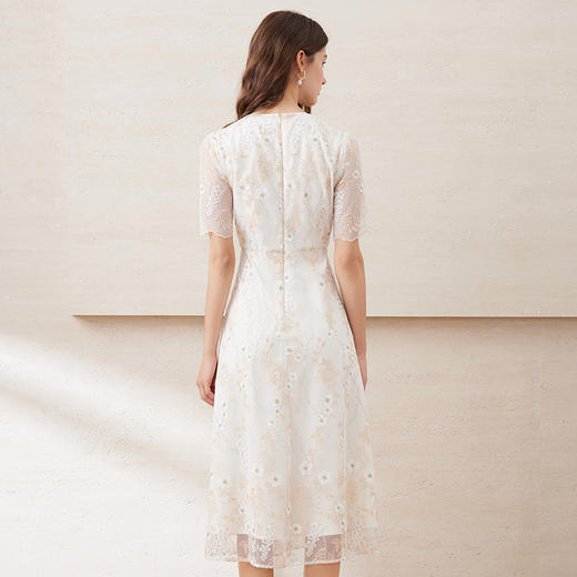 【温柔奶油色重工蕾丝连衣裙】EITIE爱特爱显瘦V领网纱2025夏新款B2507606 商品图4